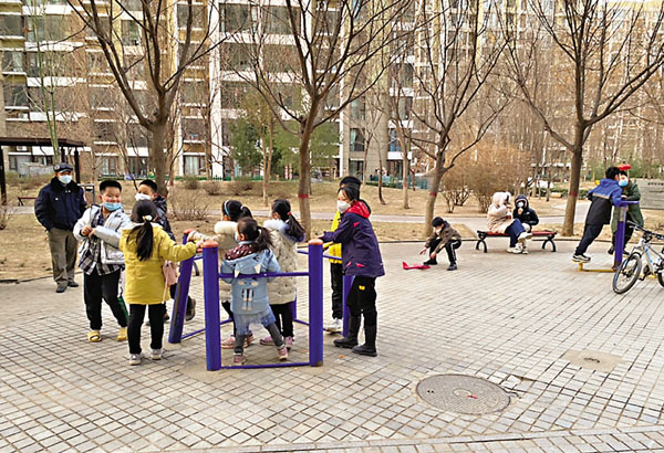 ●解封的石家莊,孩子們在小區內自得其樂。 香港文匯報記者顧大鵬 攝