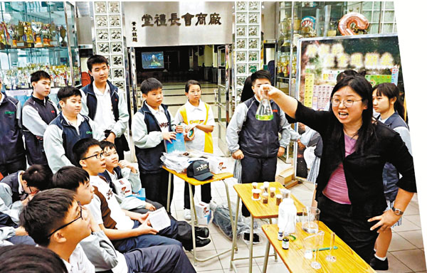 ●疫情前的化學課堂人氣十足。 受訪者供圖