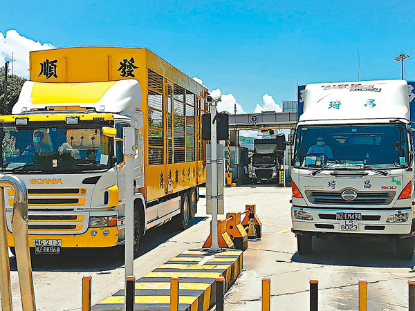 ●皇崗口岸下周三起，空載跨境貨車不再允許經該口岸出入境。圖為文錦渡口岸貨車通關。香港文匯報記者李昌鴻  攝