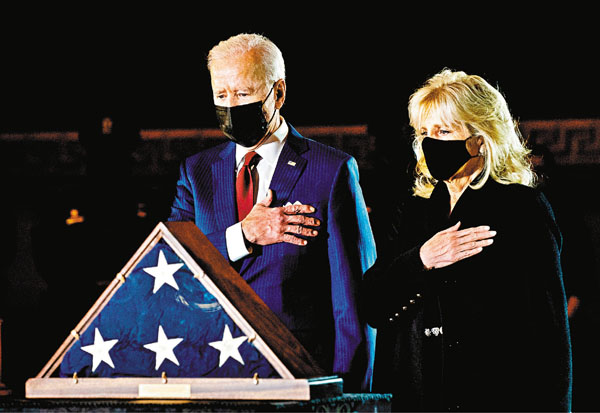 ●拜登夫婦出席悼念儀式。 路透社