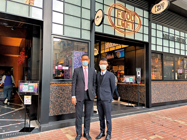 ●戴德梁行林應威(左)表示，「亨環‧天后」美食市集以嶄新經營模式抗疫市，現出租率已達90%。右為陳基豪。 記者顏倫樂  攝