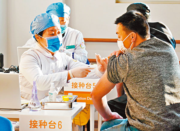 ●截至1月10日，已有超過700萬劑克爾來福疫苗開始供應，特別是北京、廣東等地已經大規模接種。圖為北京西城區醫護人員為市民接種疫苗。 資料圖片