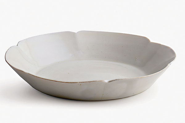 ●北宋定窯白釉六曲花口盤，曾著錄於《黑與白－宋磁》中。