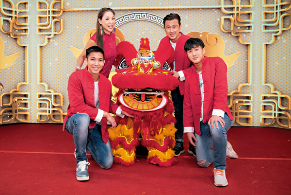 ●程瑤一家四口向大家拜年。