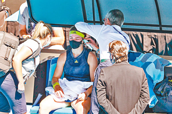 ● 梅高娃（左二）在落後下叫醫療暫停惹爭議。  新華社