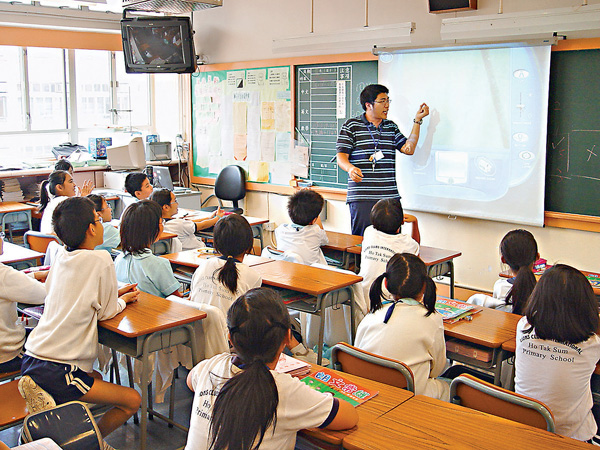 ●教育局更新常識科課程框架，除新增香港國安法內容外，最明顯是加強了國家與香港之間的連繫。圖為本港小學上課情況。 資料圖片