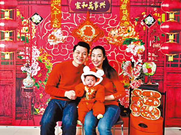 ●藍天佑和鄭雅琪在直播頻道中偕女兒向觀眾拜年。