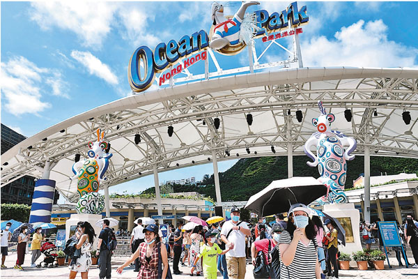 ●劉鳴煒（圓圖）表示，海洋公園將設如不准飲食或不准躺臥等規矩，以控制未來改為免費開放的山下園區人流。大圖為海洋公園正門。 資料圖片