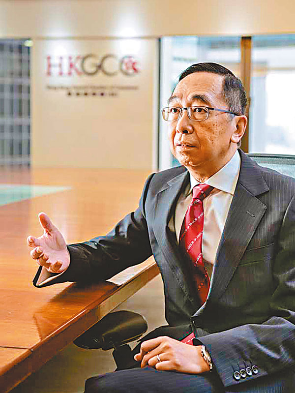 ● 梁兆基認為，政府需理順政策以推動再工業化。