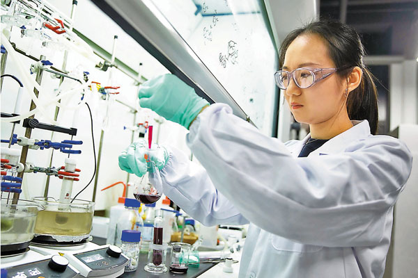 ●王盼在西湖大學實驗室裏埋首做研究。  受訪者供圖