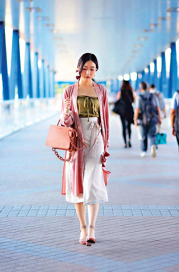 ●Grace日常會把素色漢服混合現代衣服穿着。