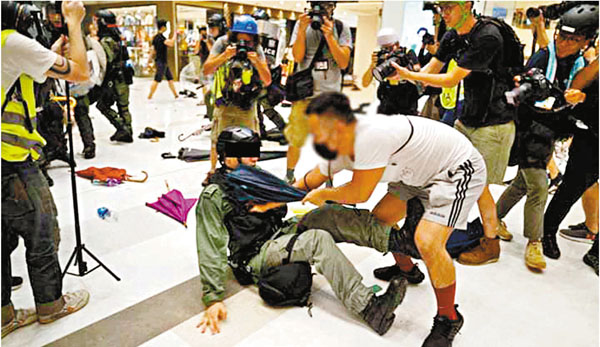 ●案發當日杜啟華被拍攝到用雨傘瘋狂襲擊警員。 資料圖片