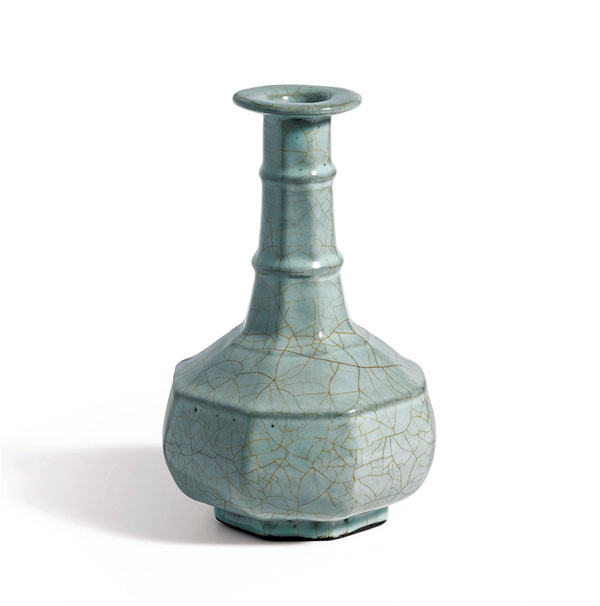 ●南宋官窯青釉八方弦紋盤口瓶。圖片來源：香港蘇富比