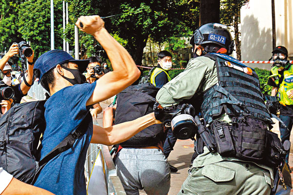 ●去年7月1日，黑暴又在港島區發起大規模暴動。圖為暴徒搶犯時持刀襲警。資料圖片
