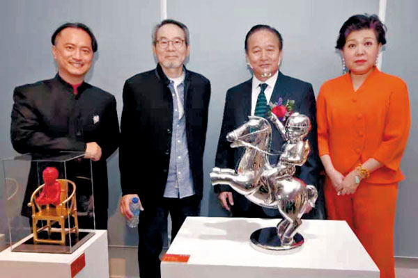 ●香港馬主協會副會長曾炳威購入謝克設計的《長勝將軍》雕塑，該雕塑以拿破崙躍馬油畫為創作靈感，曾炳威(右二)期望為愛駒帶來牛年好運氣。圖為謝克、及瑰寶藝博工作室負責人吳玉蘭、司儀陳銳強恭喜曾生買到心頭好。