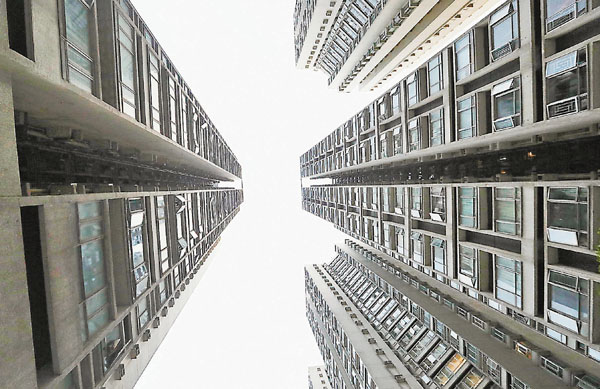 ● 麗港城天井狹且深。 香港文匯報記者  攝