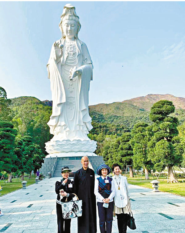 ●汪明荃日前與友人到慈山寺參佛，得到衍偉法師熱情招待。