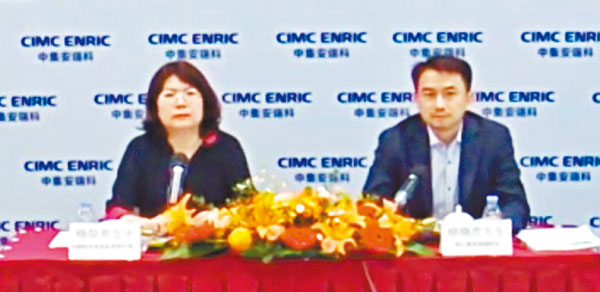 ●楊葆英（左）指合營公司將拓展內地及東南亞的高壓氫氣儲運市場。右為楊曉虎。視像會議截圖