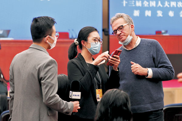 ●中外記者在新聞發布會開始前交流。 中新社