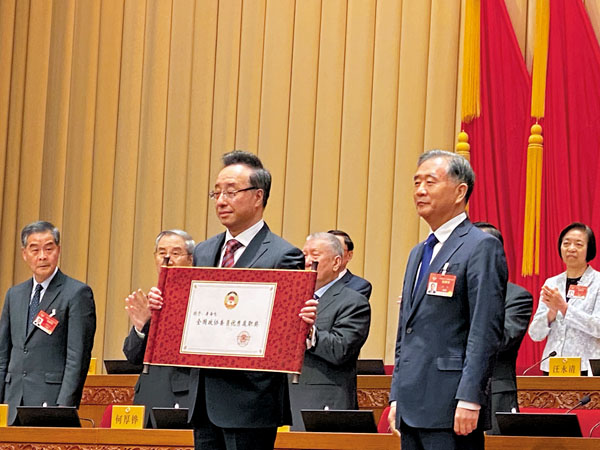 ●汪洋為屠海鳴頒獎。 受訪者供圖