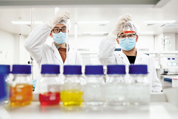 ●中國已成為全球擁有已上市新冠疫苗路線和種類最多的國家。圖為科興中維的工作人員在新冠病毒滅活疫苗質檢實驗室內進行檢驗。  資料圖片