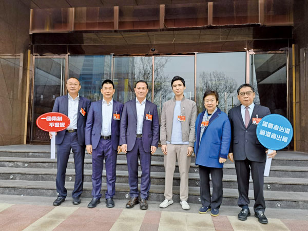 ●全國政協委員兼香港廣西社團總會一眾首長（由左至右）鄧清河、譚錦球、王明凡、蔡加讚、王惠貞、蘇長榮對「愛國者治港」理念表示堅決支持。