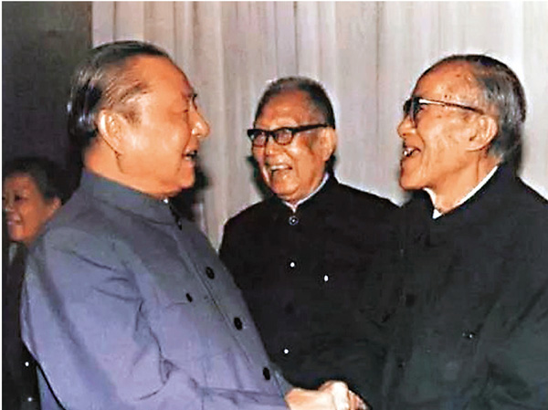 ● 1987年，習仲勳（右三）副委員長與國務院參事李一平（右二）等在一起。 網上圖片