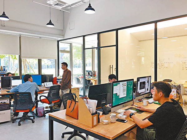 ●港澳申請人在珠海開辦企業，所需的商事登記等6事項可「一網通辦」，僅需半天即可取得營業執照。 香港文匯報記者方俊明 攝