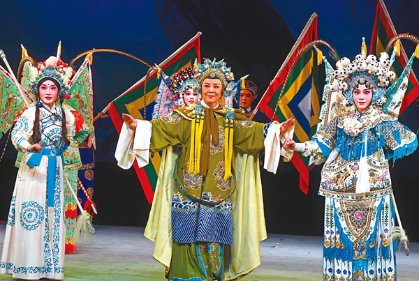 ●著名老旦演員謝巧星（前中）飾演佘太君。