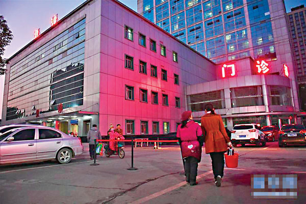 ●熊庚香（左）陪一名患者家屬去看望她的母親。 網上圖片