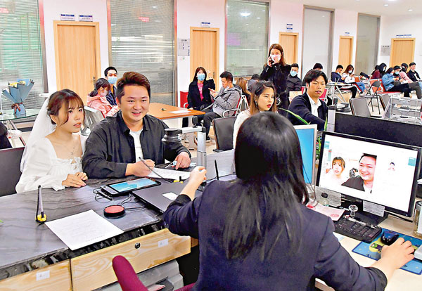 ●3月14日，市民在福建省福州市倉山區行政服務中心婚姻登記窗口辦理結婚登記。 中新社