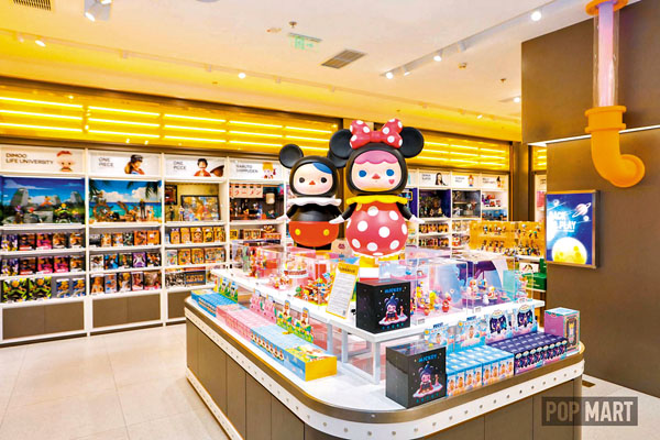 ●泡泡瑪特店舖有琳瑯滿目的盲盒款式。   泡泡瑪特官方微博