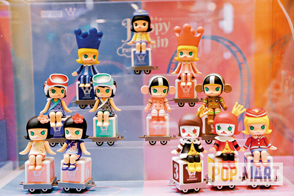 ●Molly是泡泡瑪特最受歡迎的盲盒產品之一。泡泡瑪特官方微博