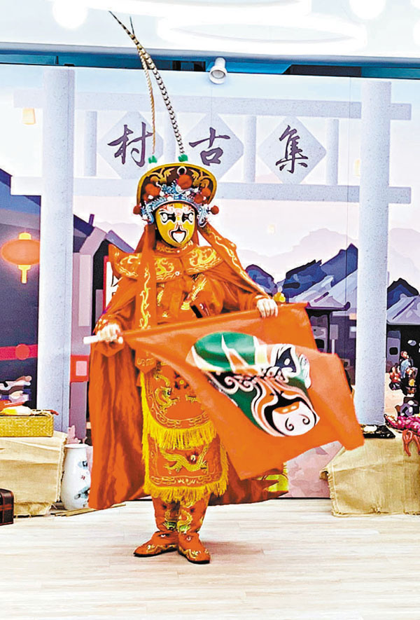 ●「集古村」內有變臉表演。 受訪者供圖