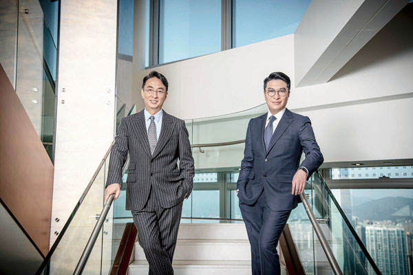 恒基兆業地產集團主席李家傑博士（左）及李家誠先生（右）