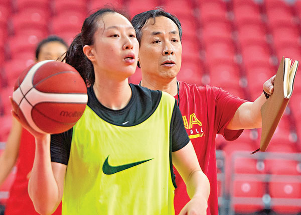 ●邵婷（左）在教練許利民的指導下進行訓練。 資料圖片