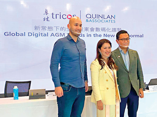 ● 溫佩麟（右）指出，相信股東大會數碼化是全球大勢所趨，公司相關產品接亦獲不少查詢。圖中為王妙心。 香港文匯報記者馬翠媚  攝