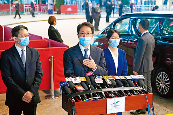 ●國務院港澳辦常務副主任張曉明、全國人大常委會法工委副主任張勇和中聯辦副主任盧新寧在香港會展中心見媒體並回答記者提問。