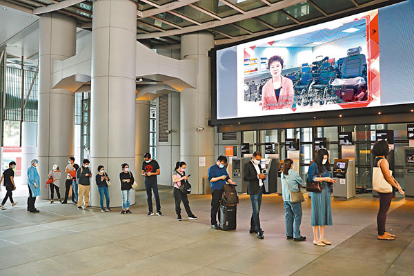 ●中環滙豐銀行總行大廈封樓強檢。 香港文匯報記者  攝