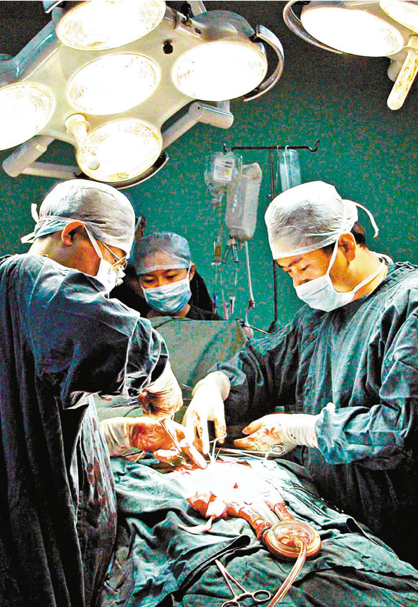 ●有醫學界人士表示，中國大約有1,500萬心衰患者，其中130萬到150萬是終末期心衰患者。圖為福建某醫院正進行人工心臟植入手術。 資料圖片