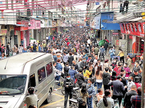 ● 在中大布匹市場附近的大塘村，上千名製衣廠老闆舉牌招工。