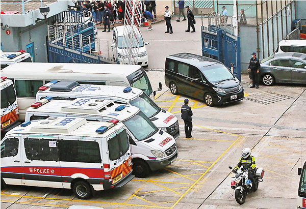 ●警方押送8名移交逃犯的車隊，由三輛灰色、白色及黑色七人車組成，並有交警電單車前後監察。香港文匯報記者 攝