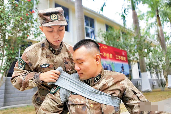 饒洪銀（後）為戰友做理療。 網上圖片