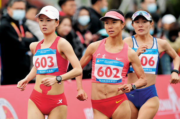 ●楊家玉（左）、劉虹（中）打破女子20公里競走世界紀錄。 新華社