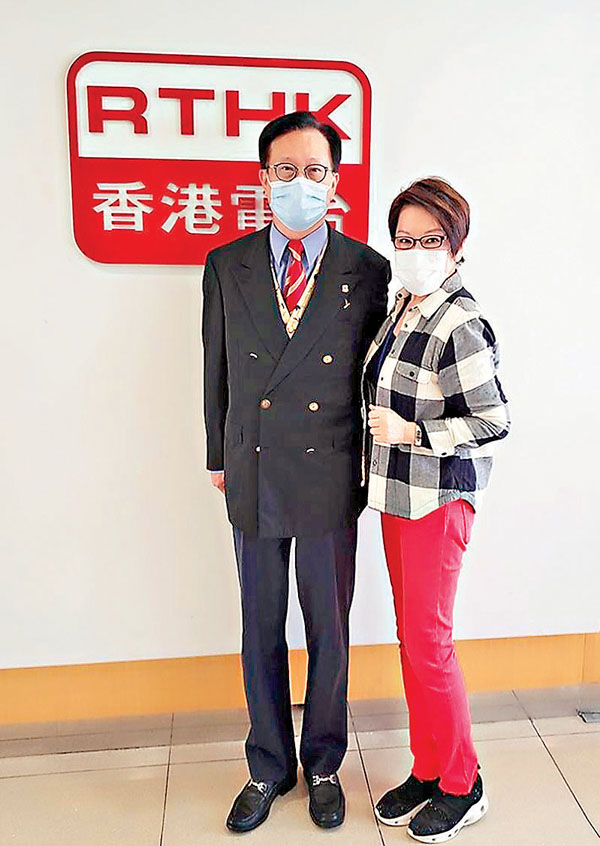 ●「香港旅遊教父」71歲黃士心（左）已預約下星期打疫苗。  作者供圖