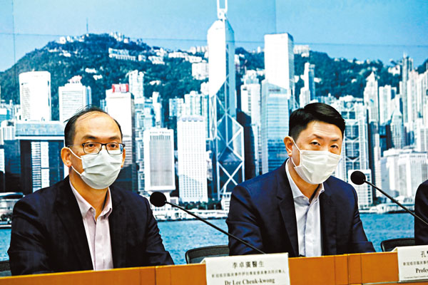 ●新冠疫苗臨床事件評估專家委員會共同召集人孔繁毅（右）和李卓廣。 香港文匯報記者 攝