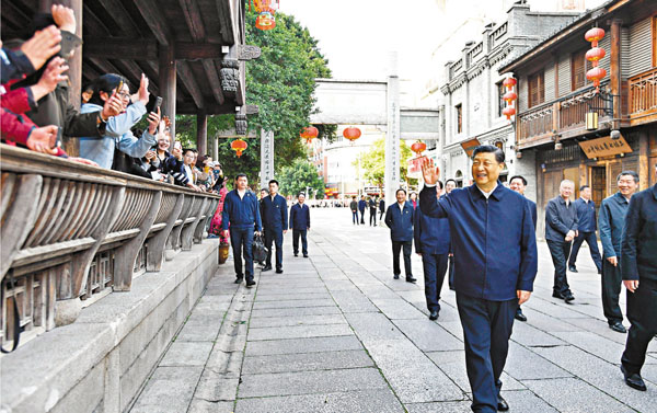 ● 習近平24日下午在福建省福州市三坊七巷歷史文化街區考察時，向群眾揮手致意。     新華社