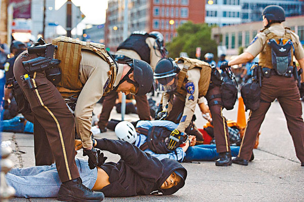 ●國務院新聞辦3月24日發表的《2020年美國侵犯人權報告》指出，美國種族歧視惡化少數族裔處境。圖為2020年5月31日，抗議示威者在美國明尼蘇達州明尼阿波利斯市被警察逮捕。  新華社