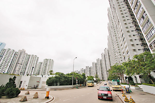 ●與烹夫案凶宅相隔數層的康怡花園D座低層10室2房單位以780萬元易手。而屋苑3月其他2房單位成交價大多要800萬元以上。 資料圖片