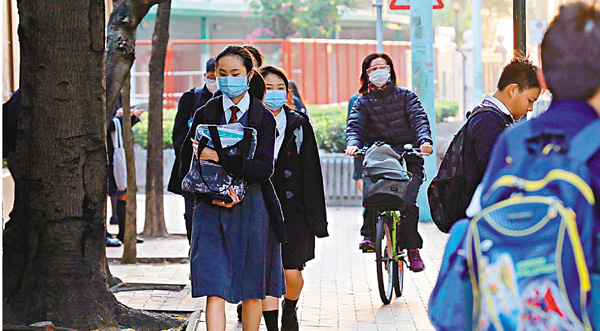 ●教育局昨宣布，全港學校於復活節假期後可安排更多學生接受半天面授課堂。圖為疫下學生上學去。 資料圖片